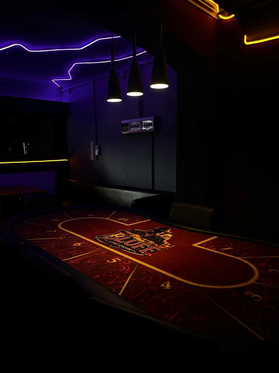 BLUFF CLUB